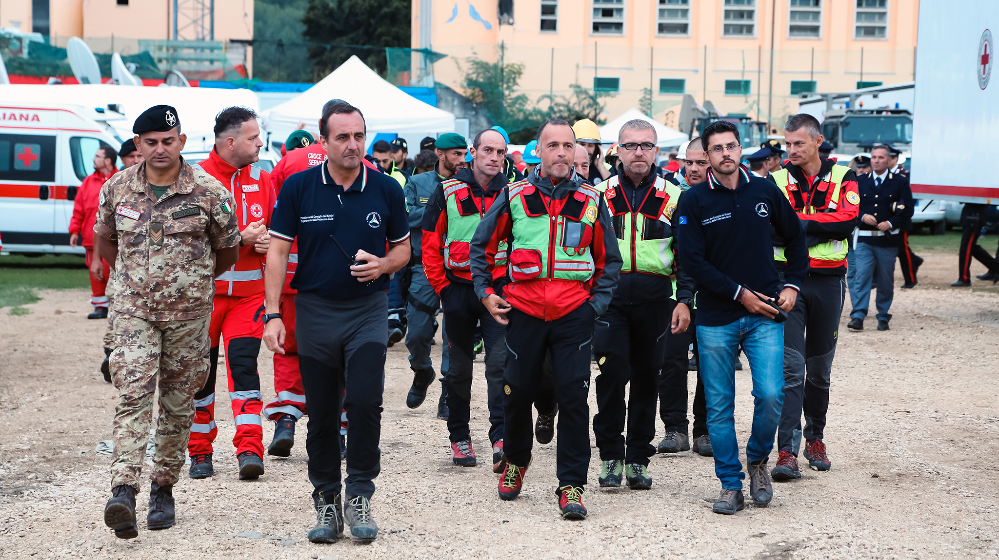 Amatrice, Rieti - Squadre di soccorritori dopo il terremoto del 24 agosto 2016
