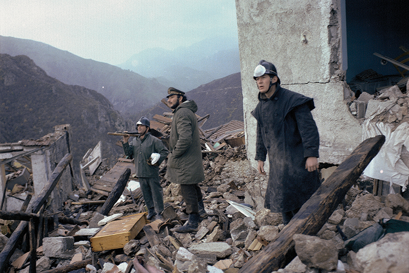 Gli effetti del terremoto dell’Irpinia del 23 novembre 1980, che colpì la Campania centrale e la Basilicata centro-settentrionale